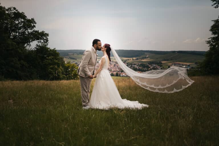 Hochzeitsfotograf-Heilbronn-Hochzeitsreportage-Schwaigern-Brautpaarfoto