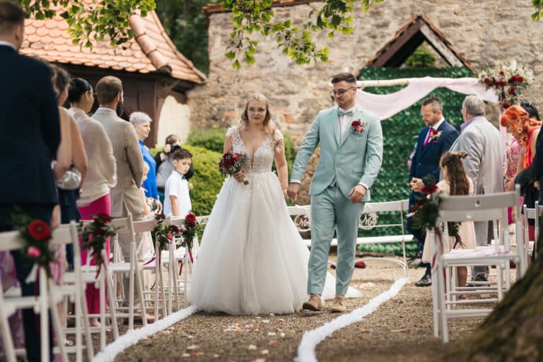 Fotograf Hochzeit Hochzeitsreportage Aschhausen Hochzeitsfotografie Heilbronn Brautpaar Schloss Aschhausen Schöntal Freie Trauung Brautkleid Anzug Braut Bräutigam Liebe Trauung Hochzeitsreportage